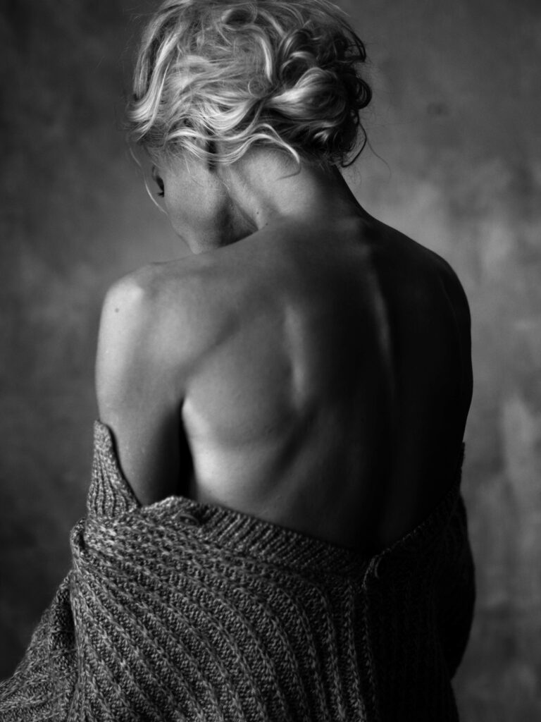 Photo de présentation

Portrait d'une femme de dos en lumière naturelle